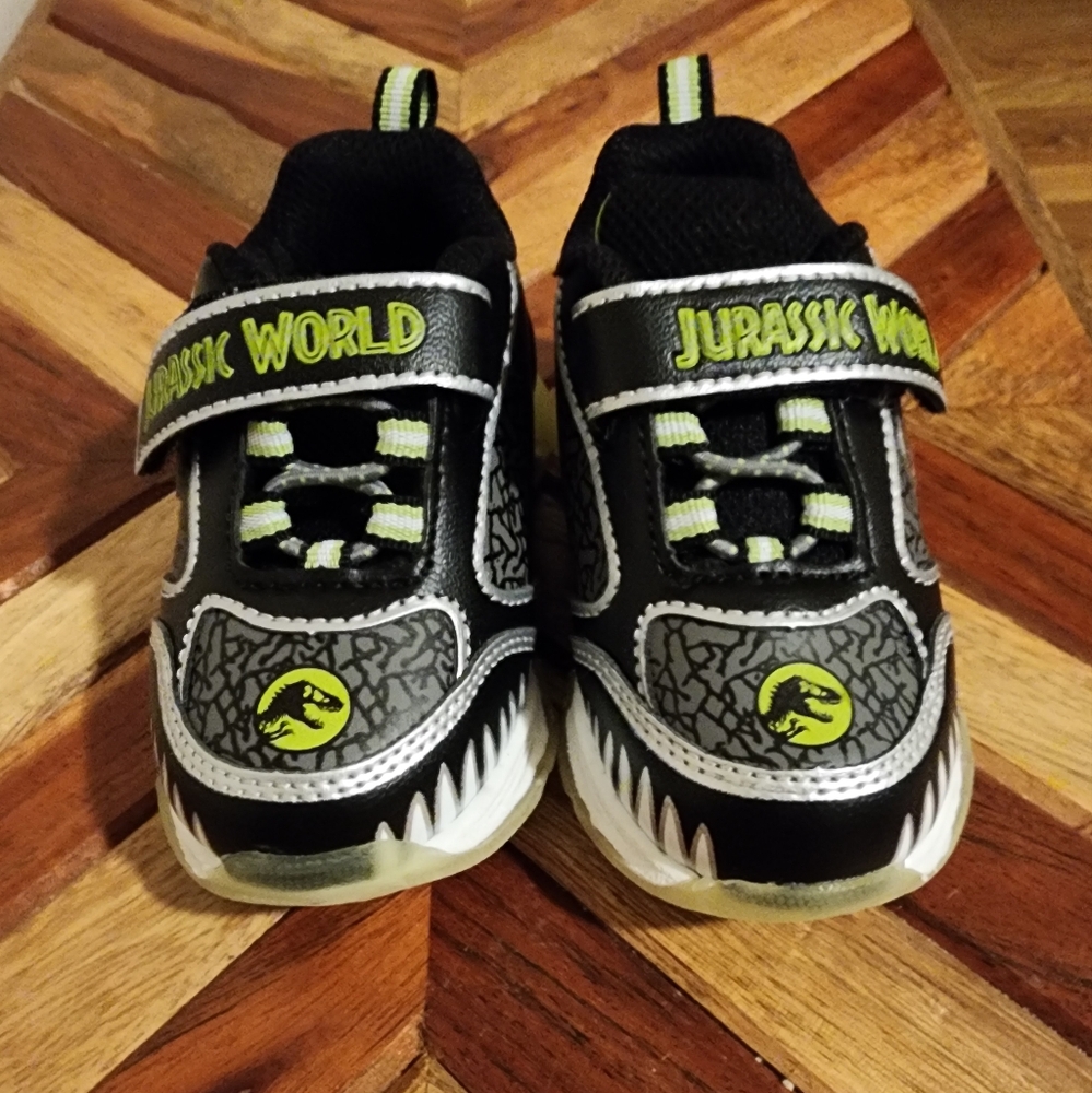 🍁2 for $15🍁NWOT Jurassic World Toddler Light Up Sneakers sz6